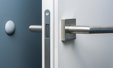 Una serratura da infilare è un tipo di meccanismo di chiusura tipicamente utilizzato per le porte.